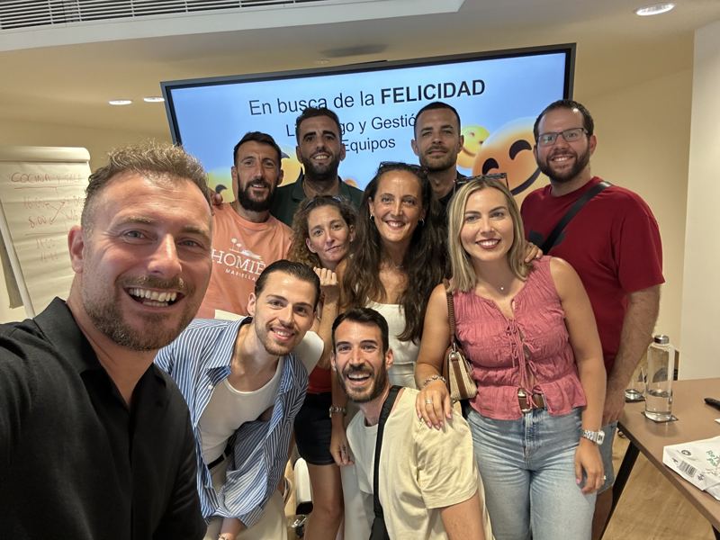 Selfi de Jorge Lago con un grupo tras la formación En busca de la felicidad
