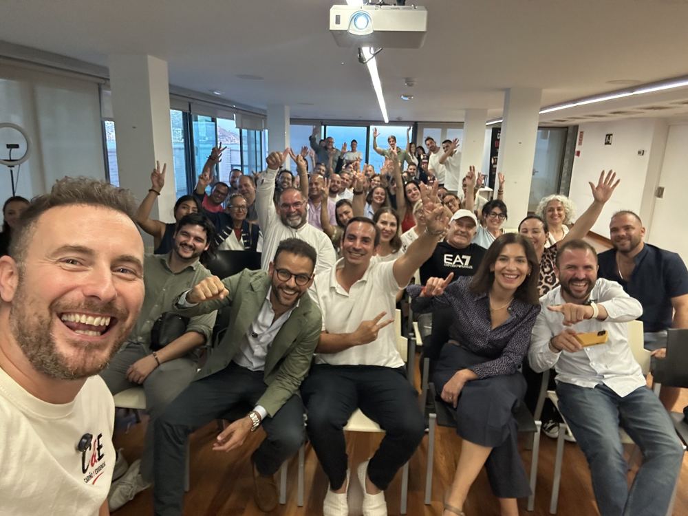 Selfi de Jorge Lago con la sala llena en la presentación de Benidorm