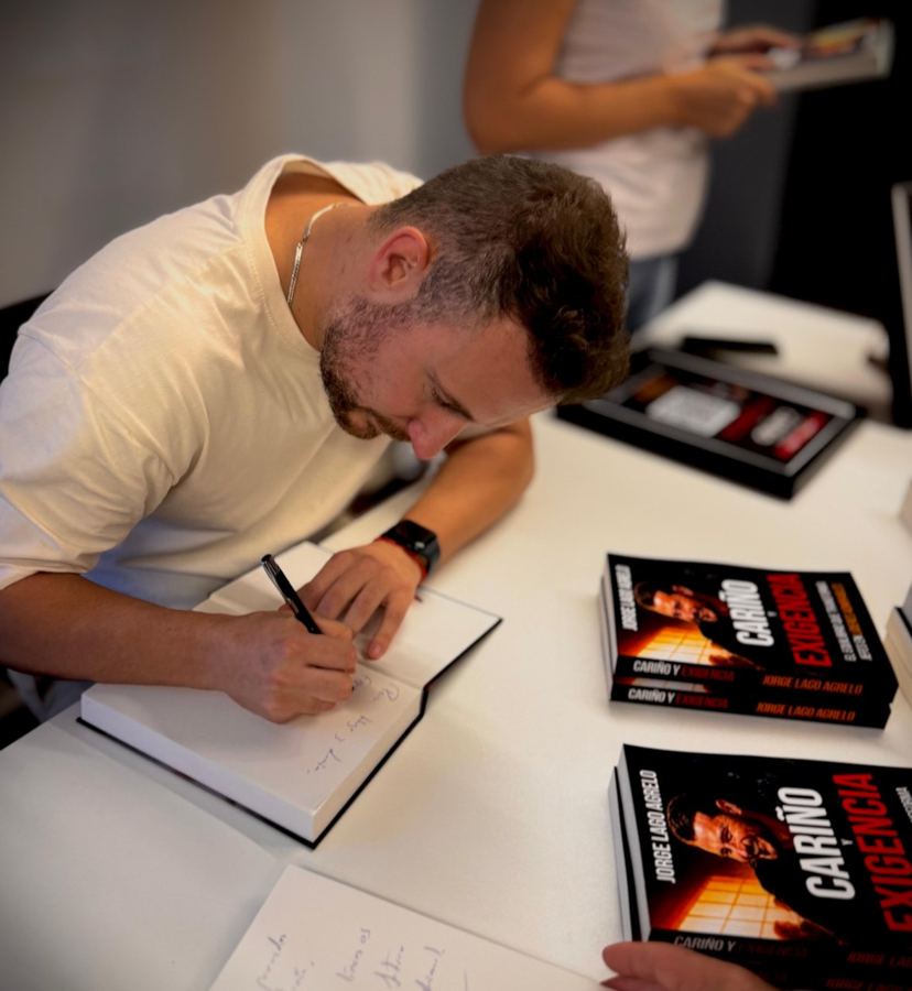 Jorge Lago firmando ejemplares de su libro