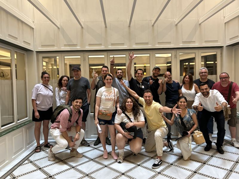 Foto de grupo de una formación en un hotel