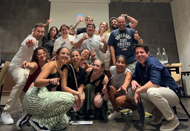 Grupo de participantes celebrando al final de una formación