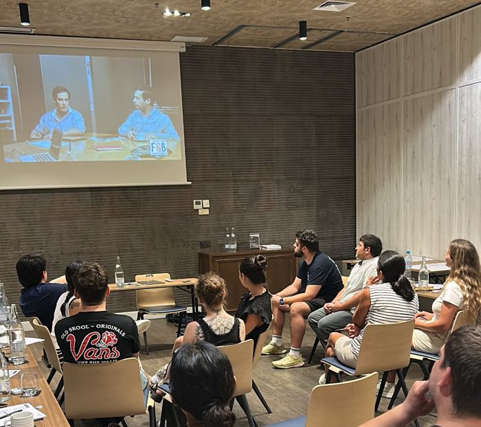 Participantes de una formación viendo un vídeo en pantalla